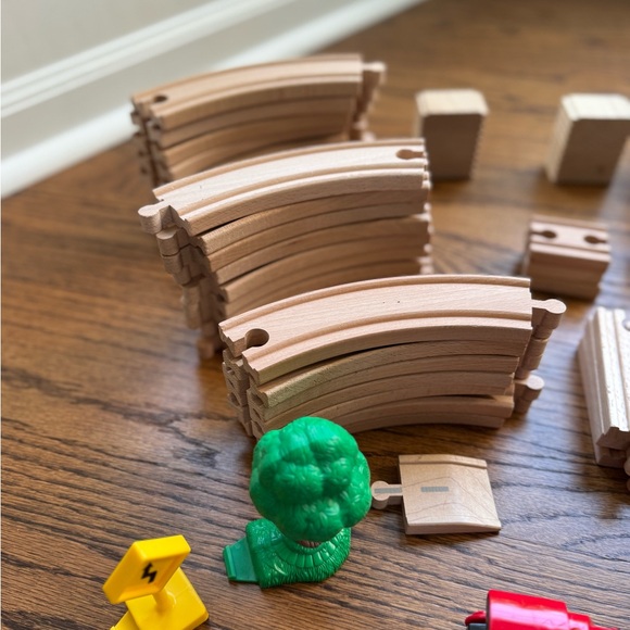 Thomas & Friends Wooden Train Set with Red and Black Engine - Picture 10 of 12